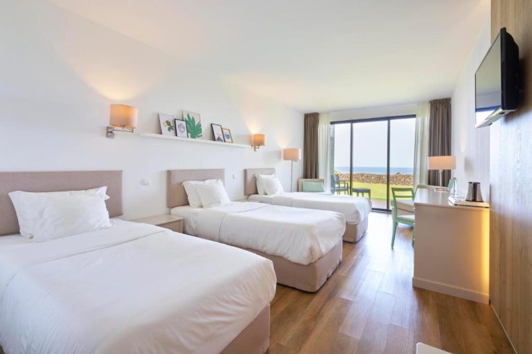 Habitación triple con tres camas y vistas al mar en Caloura Hotel Resort, Azores