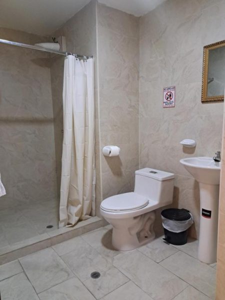 Baño privado con ducha, inodoro y lavabo del Rossa Mia Hotel Boutique
