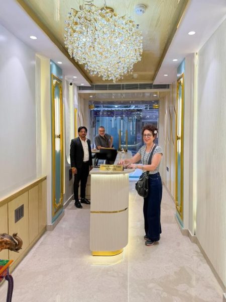 Recepción elegante con araña de cristal dorada del The Western Grand Luxury Hotel cerca de Nueva Delhi