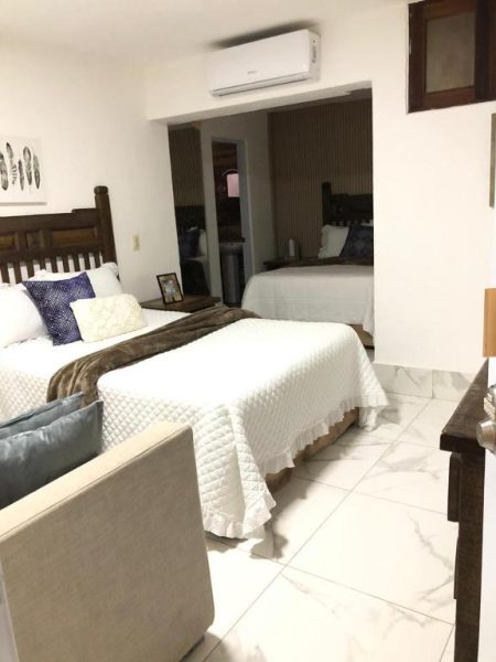 Habitación de lujo con cama doble y aire acondicionado en Onyx Luxury RD