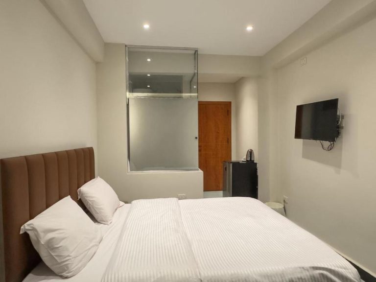 Habitación doble moderna con cama matrimonial, TV de pared y minibar en Pyramids View Top