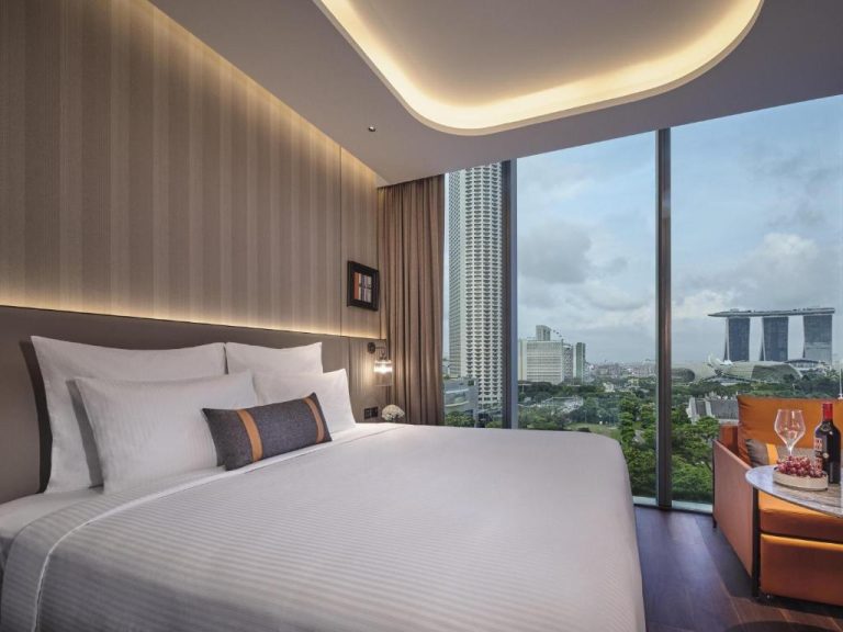 Habitación de lujo con cama king y vistas al skyline de Singapur en Pullman Singapore Hill Street