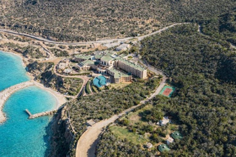Vista aérea del Royal Tulip Korbous Bay Thalasso & Springs con piscina y acceso directo al mar
