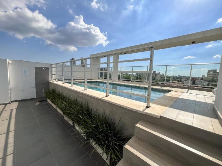 Piscina en terraza rooftop con vistas panorámicas a la ciudad en Solara Hotel Boutique