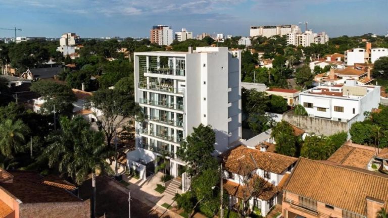 Vista aérea de la fachada exterior del Solara Hotel Boutique con balcones acristalados en zona residencial