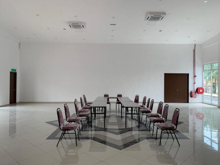 Sala de reuniones con mesas y sillas en el hotel Palette Cara Hulu cerca de Jonker Street Malaca