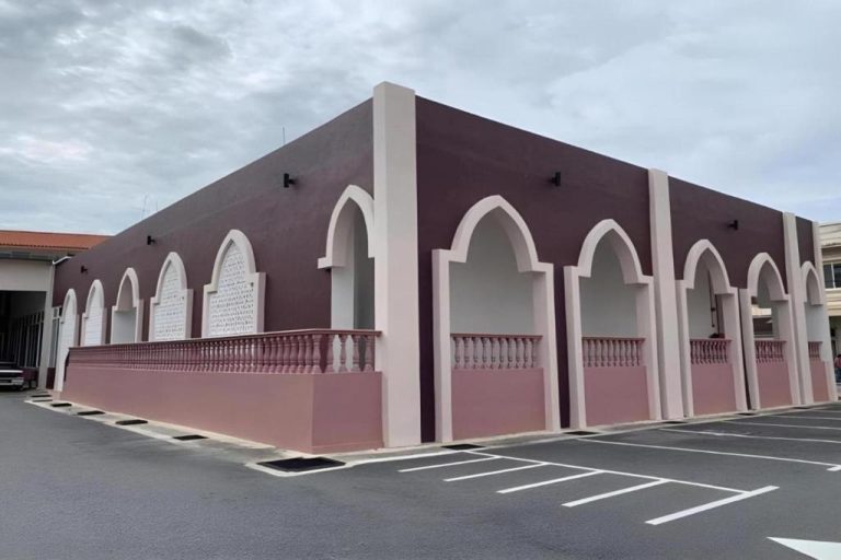 Fachada exterior con arcos moriscos del Palette Cara Hulu Near Jonker Street Malacca