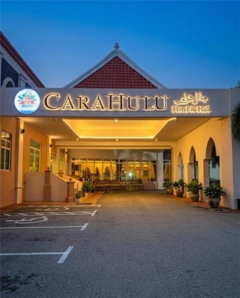 Entrada principal iluminada del Carahulu Hotel and Hall cerca de Jonker Street en Malaca, Malasia