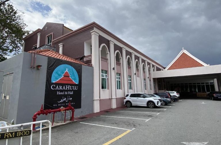 Fachada exterior del Palette Cara Hulu Hotel cerca de Jonker Street en Malaca con aparcamiento