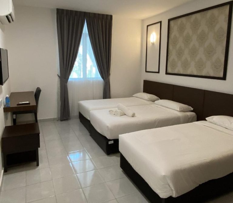 Habitación twin con dos camas individuales y escritorio en Palette Cara Hulu cerca de Jonker Street Malacca