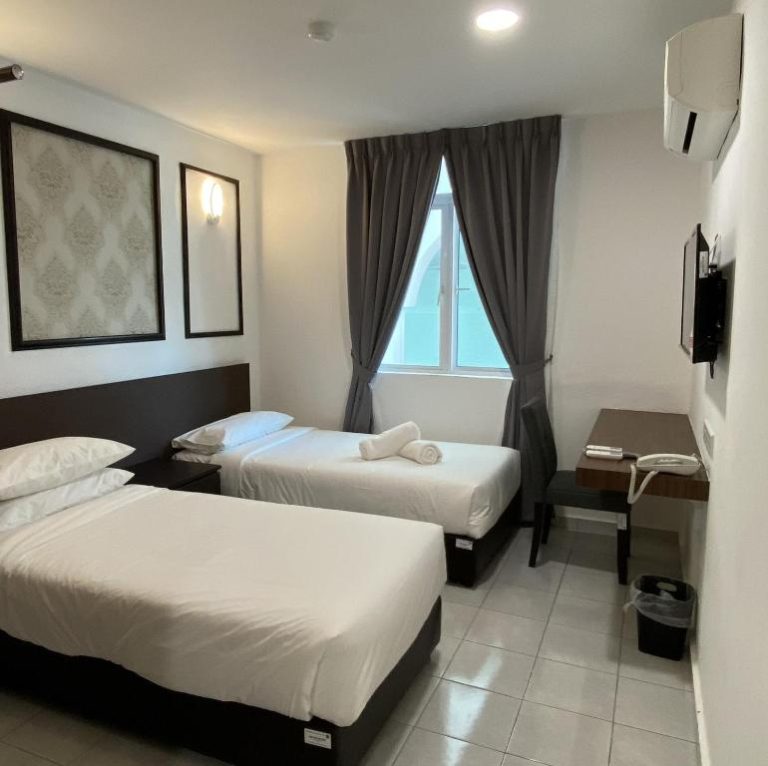 Habitación twin con dos camas individuales y aire acondicionado en Palette Cara Hulu Near Jonker Street Malacca