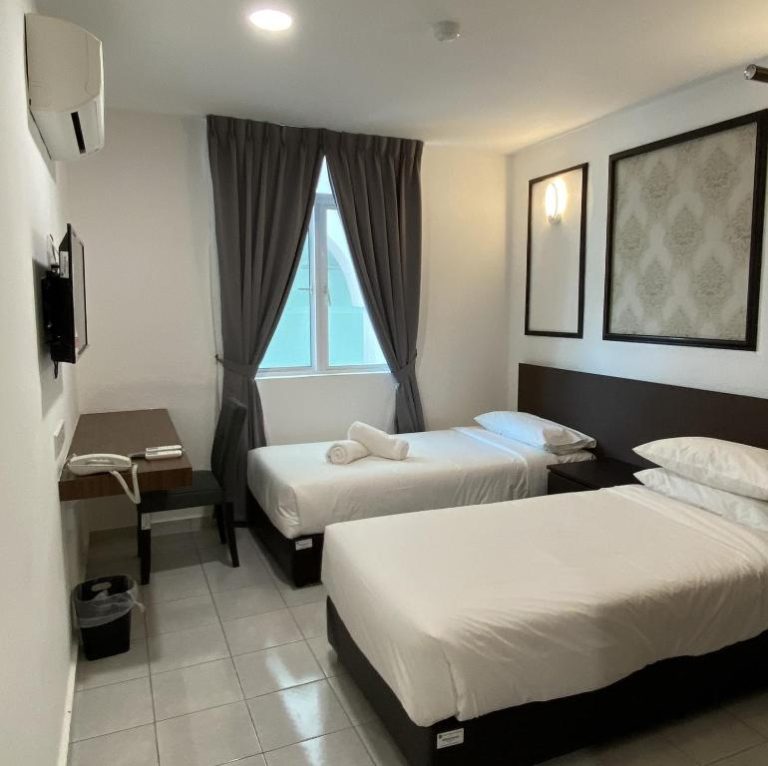 Habitación twin con dos camas individuales y aire acondicionado en Palette Cara Hulu cerca de Jonker Street Malacca