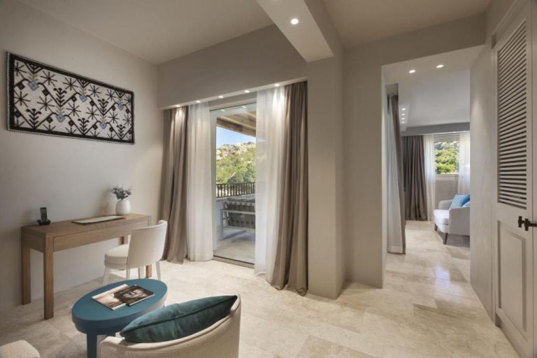 Suite con salón, escritorio y terraza con vistas a la naturaleza en Hotel La Bisaccia