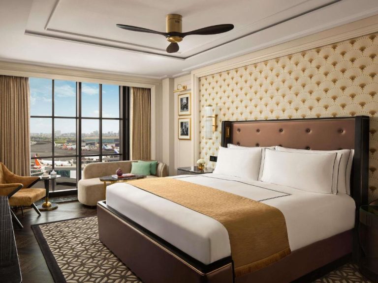 Habitación deluxe con cama king y vista al aeropuerto en el Hotel Fairmont Mumbai