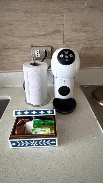 Cafetera Dolce Gusto con cápsulas de café y té en apartamento céntrico de Santiago de Chile