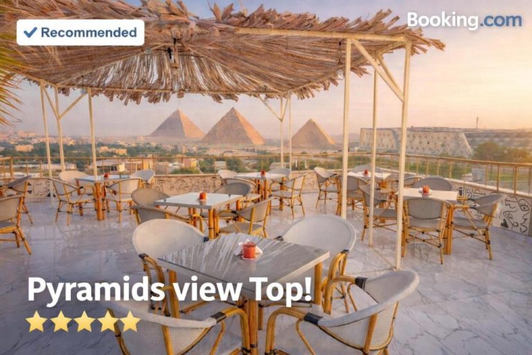 Terraza restaurante del Pyramids View Top Hotel con vistas panorámicas a las Pirámides de Giza al atardecer