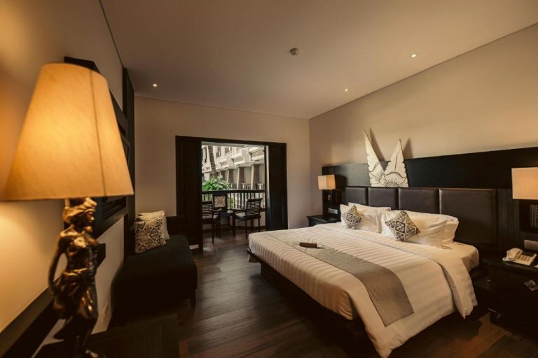 Habitación deluxe con cama king size y balcón en The Vira Bali Boutique Hotel & Suite