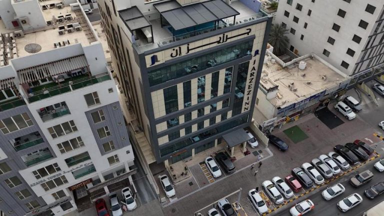 Vista aérea de la fachada exterior del Jarzez Inn Hotel Azaiba con aparcamiento y edificios colindantes