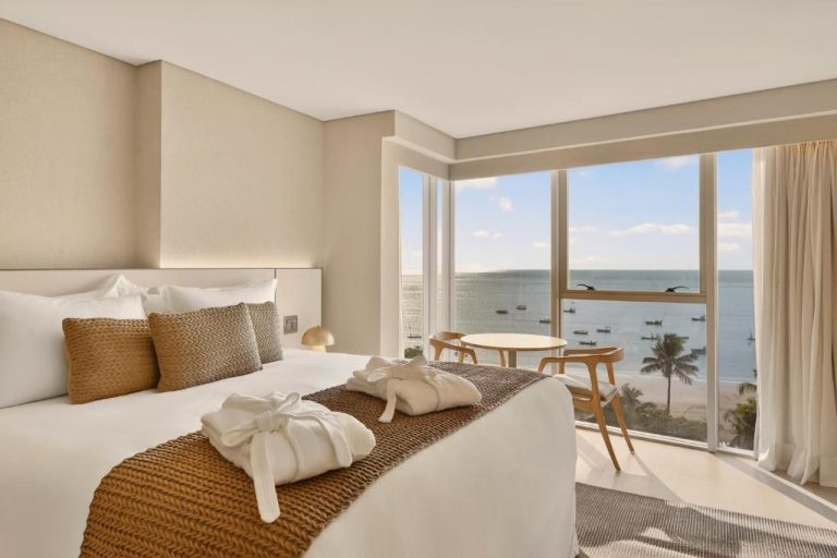 Habitación de lujo con cama doble y vistas panorámicas al mar en Venti Hotel by Brisa Hotéis