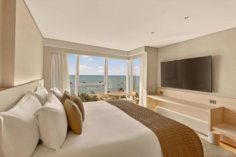 Habitación de lujo con cama king y vista panorámica al mar en Venti Hotel by Brisa Hotéis