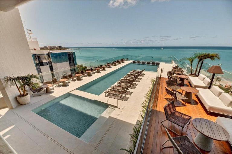 Piscina infinita con tumbonas y terraza del Venti Hotel by Brisa Hotéis con vistas al mar Caribe