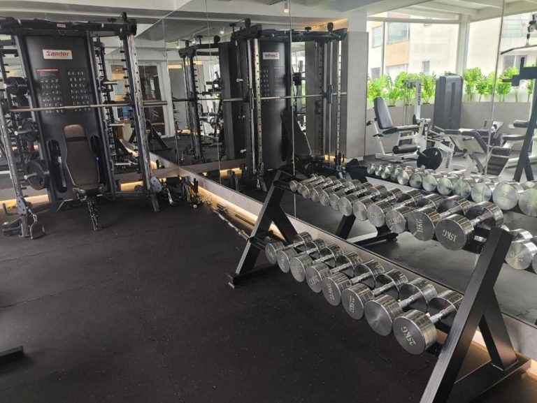 Gimnasio completamente equipado con mancuernas y máquinas de musculación en el ZEN Hotel