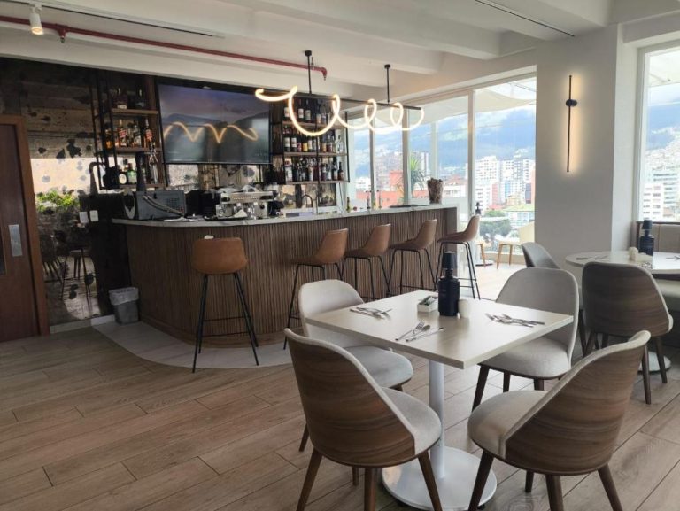 Restaurante y bar moderno del ZEN Hotel con vistas panorámicas a la ciudad y decoración contemporánea
