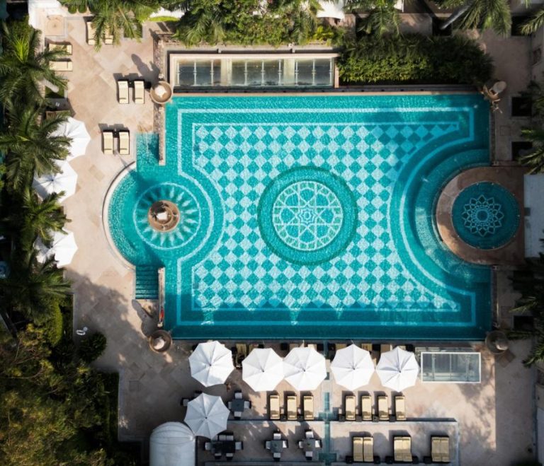 Vista aérea de la piscina exterior con mosaico geométrico del hotel The Imperial de Nueva Delhi