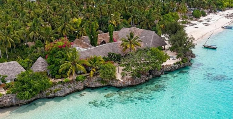 Vista aérea del VeriDiana Hotel Zanzibar rodeado de palmeras y aguas turquesas cristalinas