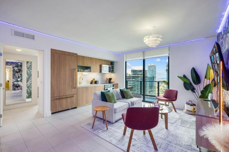 Sala de estar moderna con cocina integrada y vista panorámica a la ciudad en Stunning Lux 2 Bed 2 Bath
