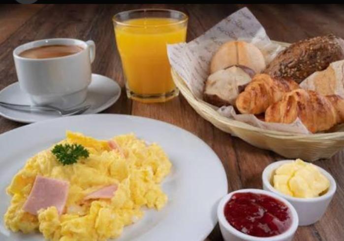 Desayuno continental del Hotel Girasol con huevos revueltos, croissants, zumo de naranja y café