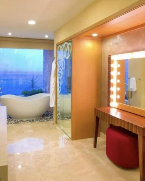Baño de lujo con bañera exenta y tocador iluminado en Garza Blanca Preserve Resort & Spa Puerto Vallarta