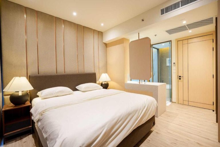 Habitación doble de lujo con cama king size y baño acristalado en Luxury 2BR Sea View Apartment