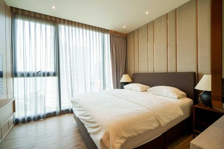 Habitación doble de lujo con cama king size y ventanal panorámico en Luxury 2BR Sea View Apartment