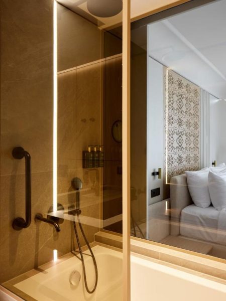 Ducha de lujo con iluminación LED y baño moderno del Boutique Hotel Venturo, Design Hotels