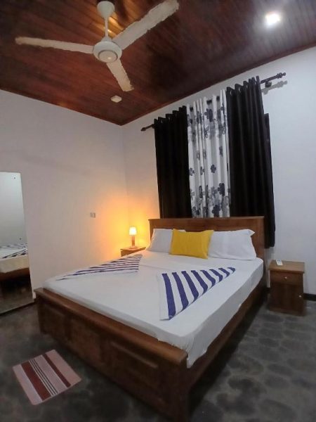 Habitación doble de lujo con cama matrimonial de madera y techo de madera en Polo The Beach Villa