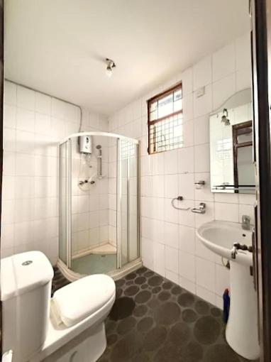 Baño privado con ducha de cristal, lavabo y sanitario en habitación de lujo del Polo Beach Villa