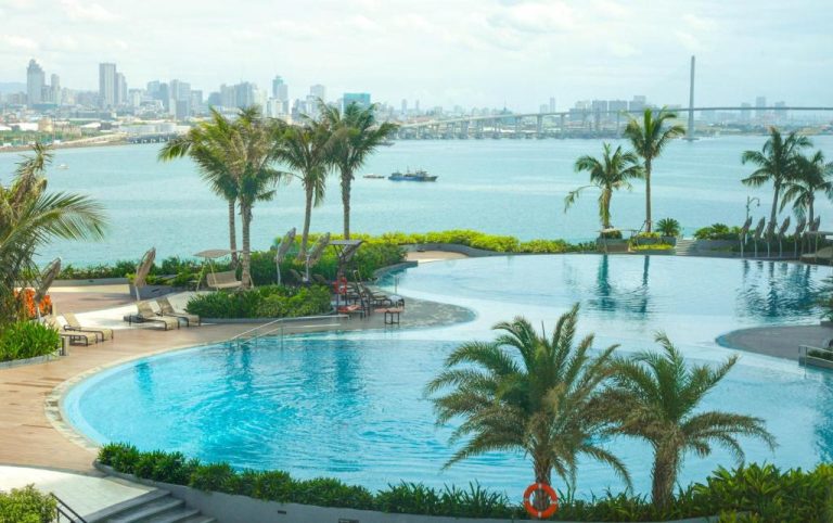 Piscina infinita con palmeras y vistas a la bahía en NUSTAR Hotel Cebu, Filipinas