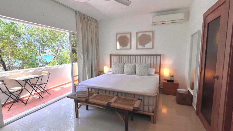 Habitación doble con cama king y terraza con vista al mar en Blue Island Punta Rucia