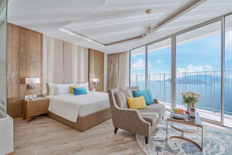 Habitación de lujo con cama doble y vistas panorámicas al mar en The Maya Suites Seaview