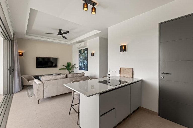 Cocina americana integrada con salón moderno en The Ivy, Blue Bay Curaçao Golf & Beach Resort