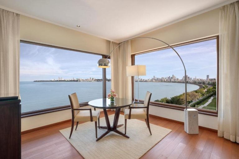 Comedor privado con vista panorámica al mar y skyline en suite de lujo del The Oberoi Mumbai