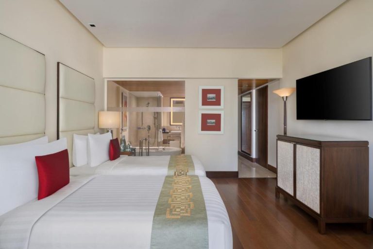 Habitación doble twin de lujo con baño abierto y bañera en The Oberoi Mumbai