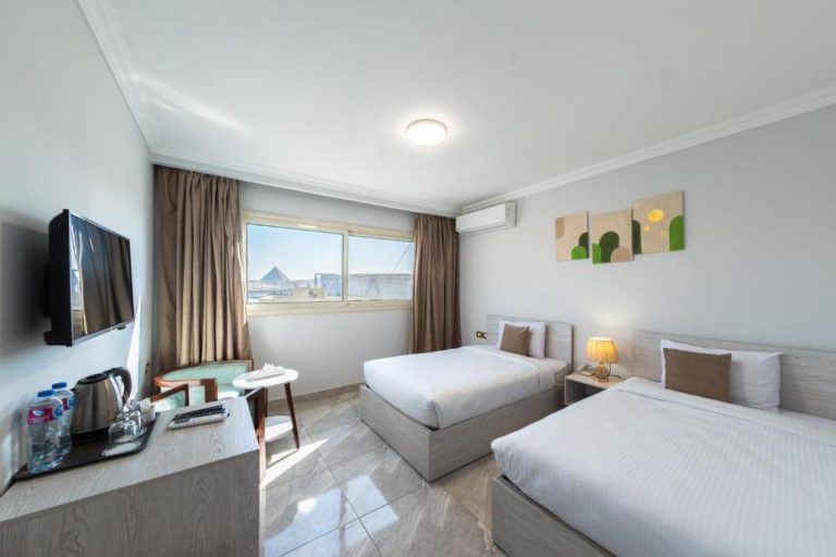 Habitación doble con dos camas y vistas a las Pirámides de Giza en Pyramids View Top