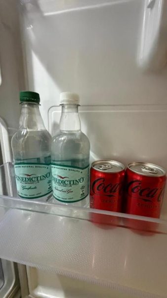 Minibar del apartamento en Santiago Centro con agua mineral Benedictino y latas de Coca-Cola Zero refrigeradas