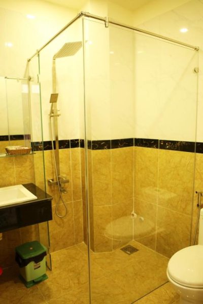 Baño moderno con ducha de cristal y sanitarios del Quang Trung Phu Quoc Hotel en Vietnam
