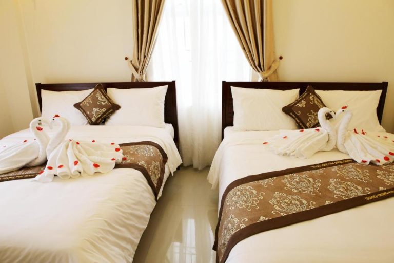 Habitación doble con decoración de cisnes en toallas en Quang Trung Phu Quoc Hotel Vietnam