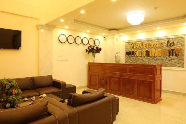 Recepción y lobby del Quang Trung Phu Quoc Hotel con sofás de cuero y mostrador de madera