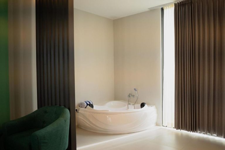 Bañera de hidromasaje esquinera en suite de lujo del Anaya Azana Hotel & Villa Tawangmangu