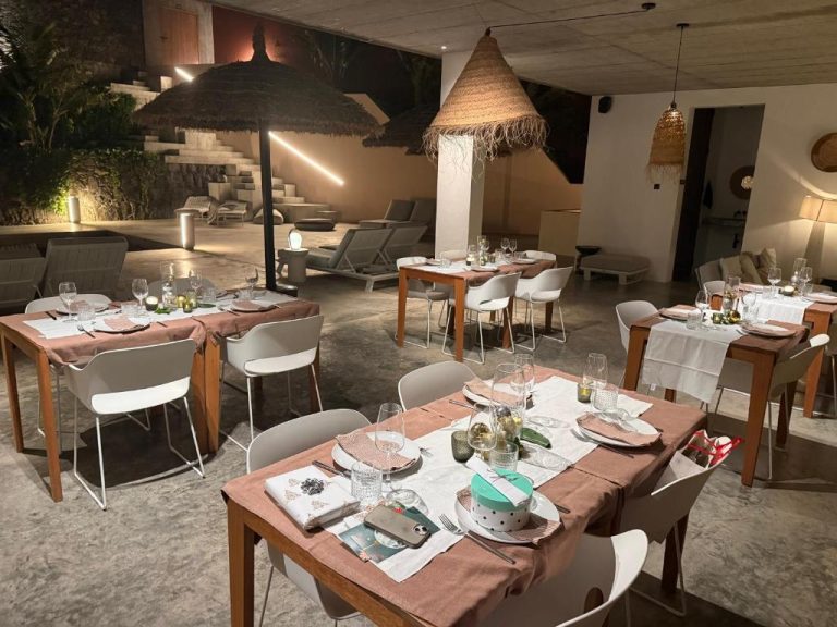 Restaurante interior del Walhalla Seahouse con mesas elegantemente decoradas y lámparas de fibra natural